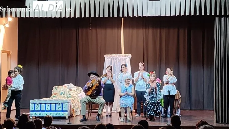 Representación de la obra 'El bodorrio' pOR el grupo TraCa en Villarino de los Aires / CORRAL