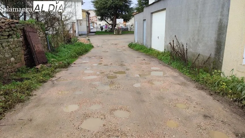 Estado en el que se encuentra la calle Rondín del Frontón de Pelota en Vitigudino / CORRAL
