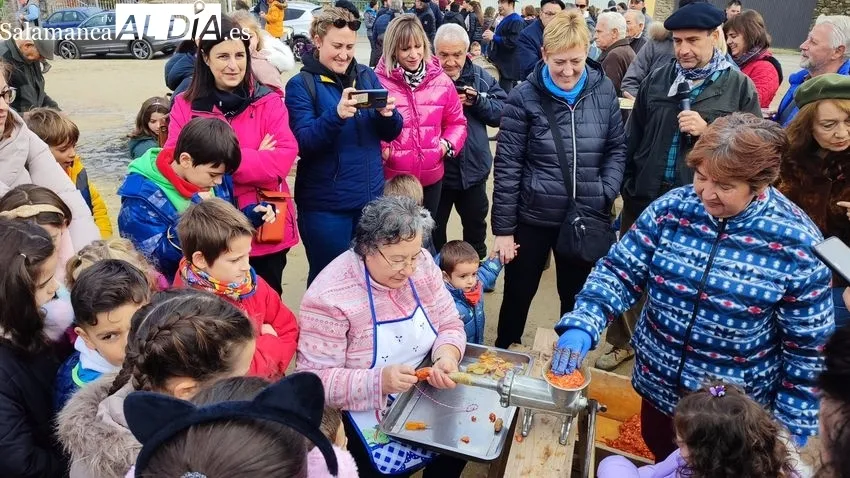 Barruecopardo celebra su Matanza Tradicional con un gran ambiente matancero / CORRAL