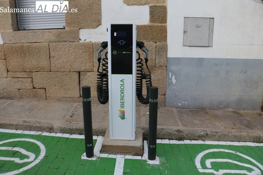 El alcalde de Barruecopardo, Jesús María Ortiz, junto al punto de carga instalado por Iberdrola / CORRAL