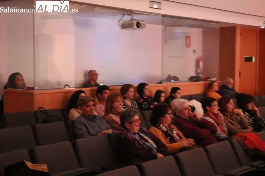 Representación de 'Sueños de Navidad' por Kaamru Teatro en Vitigudino / CORRAL 