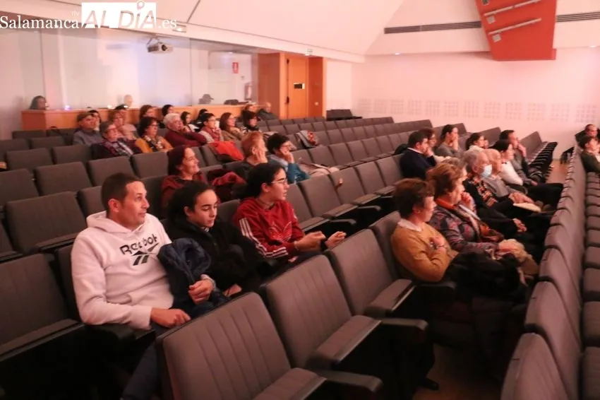 Representación de 'Sueños de Navidad' por Kaamru Teatro en Vitigudino / CORRAL 