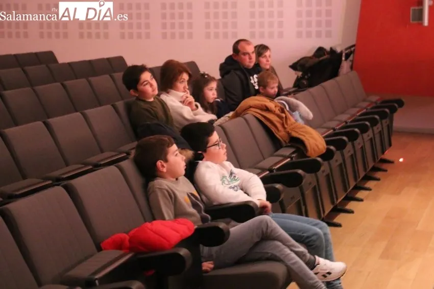Representación de 'Sueños de Navidad' por Kaamru Teatro en Vitigudino / CORRAL 