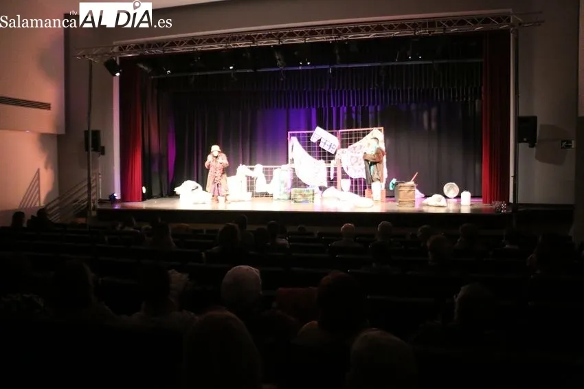 Representación de 'Sueños de Navidad' por Kaamru Teatro en Vitigudino / CORRAL 