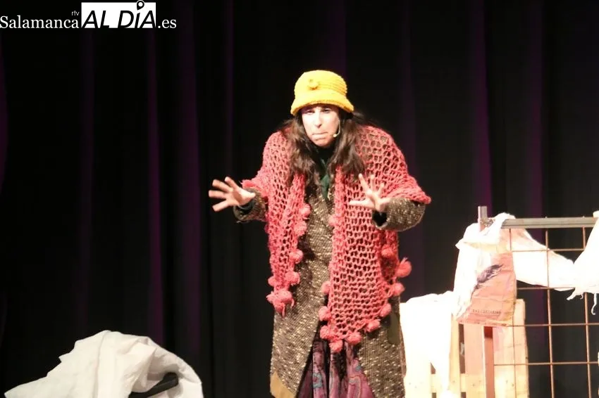 Representación de 'Sueños de Navidad' por Kaamru Teatro en Vitigudino / CORRAL 