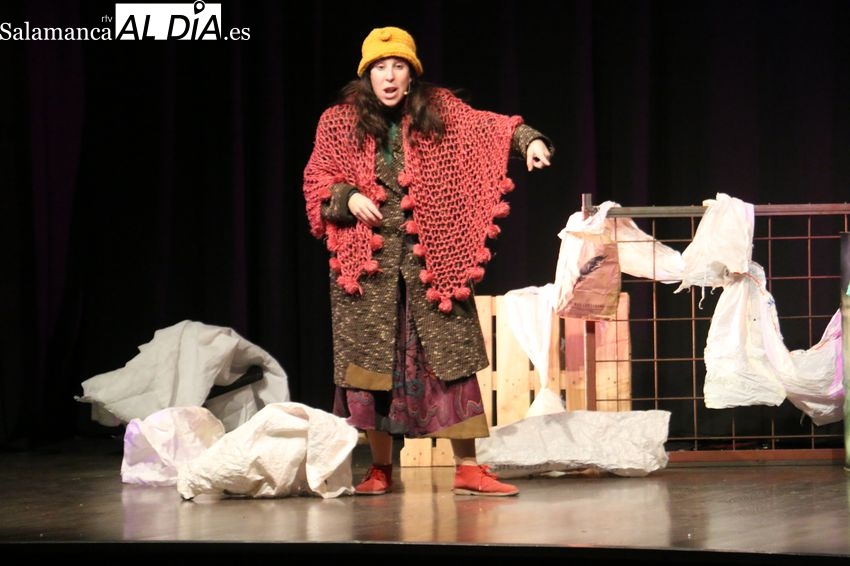 Representación de 'Sueños de Navidad' por Kaamru Teatro en Vitigudino / CORRAL 