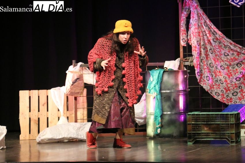 Representación de 'Sueños de Navidad' por Kaamru Teatro en Vitigudino / CORRAL 