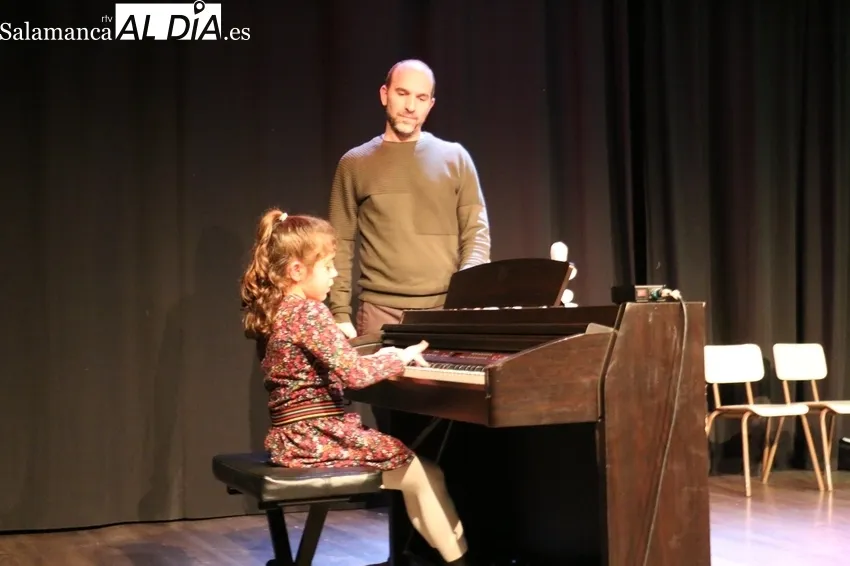 Audición der Navidad de los alumnos de la Escuela de Música de Vitigudino / CORRAL 