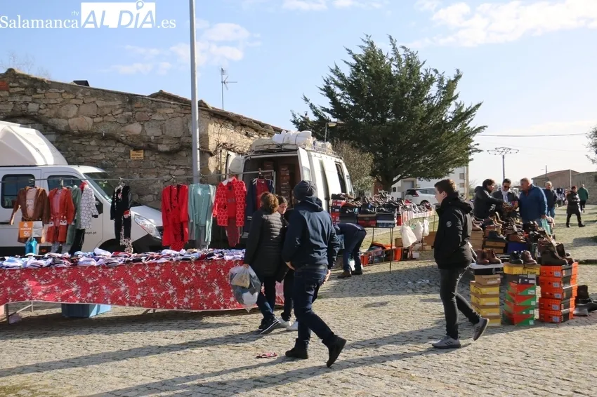 Poco público y menos puestos de los habituales en este mercadillo adelantado a este sábado, último día de 2022 / CORRAL