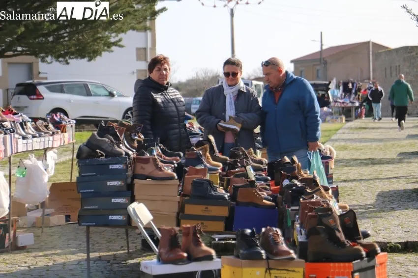 Poco público y menos puestos de los habituales en este mercadillo adelantado a este sábado, último día de 2022 / CORRAL