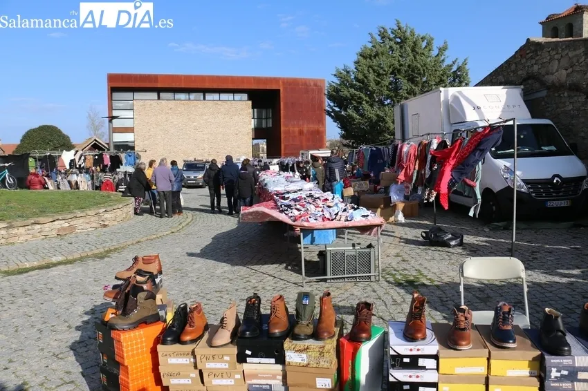 Poco público y menos puestos de los habituales en este mercadillo adelantado a este sábado, último día de 2022 / CORRAL