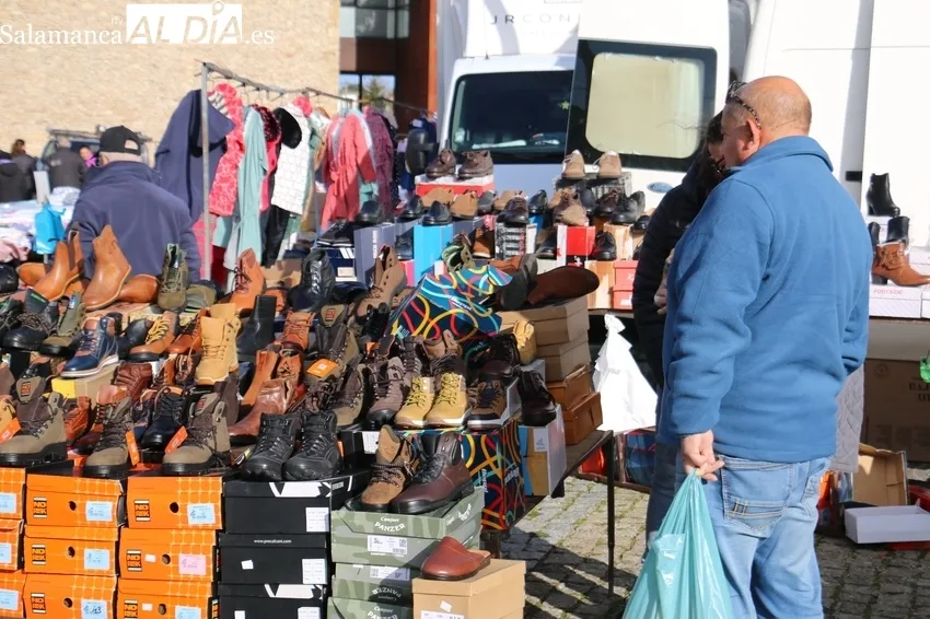 Poco público y menos puestos de los habituales en este mercadillo adelantado a este sábado, último día de 2022 / CORRAL