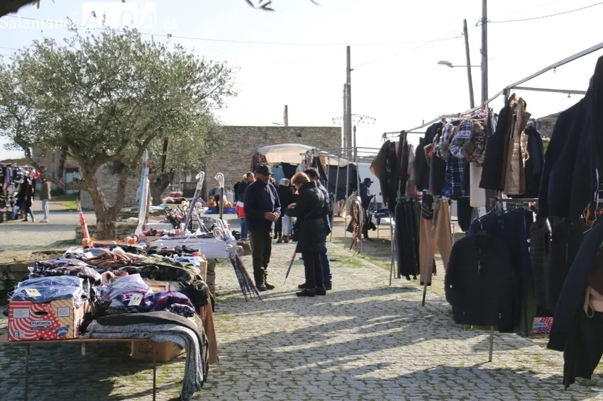 Poco público y menos puestos de los habituales en este mercadillo adelantado a este sábado, último día de 2022 / CORRAL