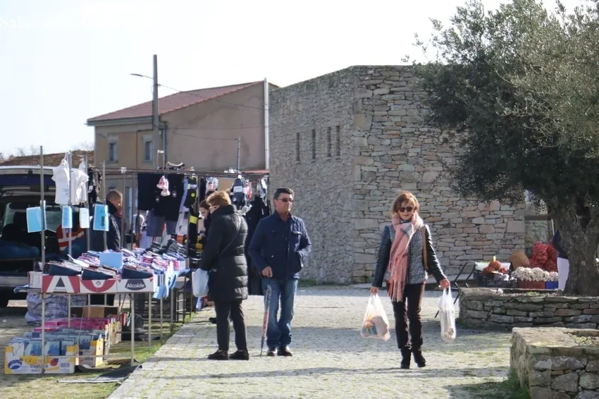 Poco público y menos puestos de los habituales en este mercadillo adelantado a este sábado, último día de 2022 / CORRAL