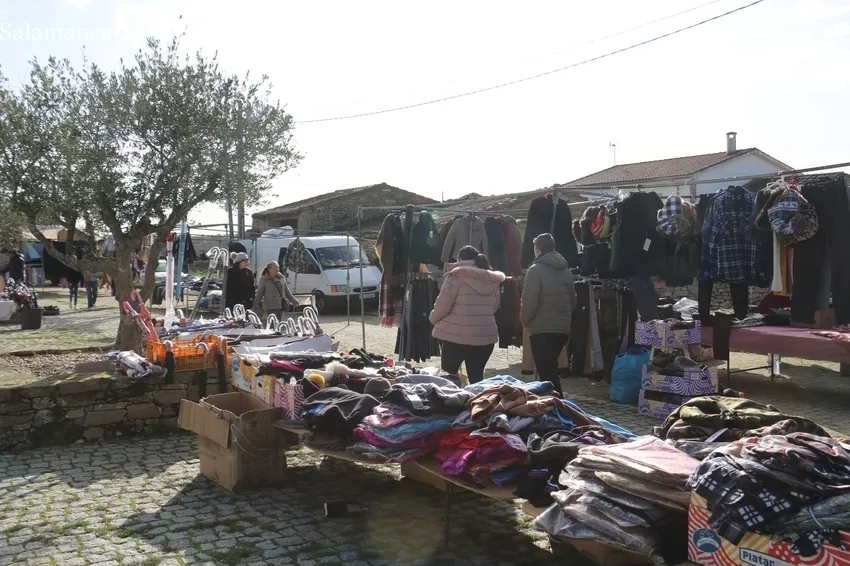 Poco público y menos puestos de los habituales en este mercadillo adelantado a este sábado, último día de 2022 / CORRAL