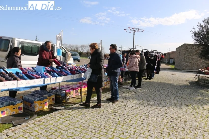 Poco público y menos puestos de los habituales en este mercadillo adelantado a este sábado, último día de 2022 / CORRAL