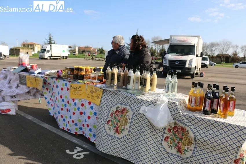 Poco público y menos puestos de los habituales en este mercadillo adelantado a este sábado, último día de 2022 / CORRAL