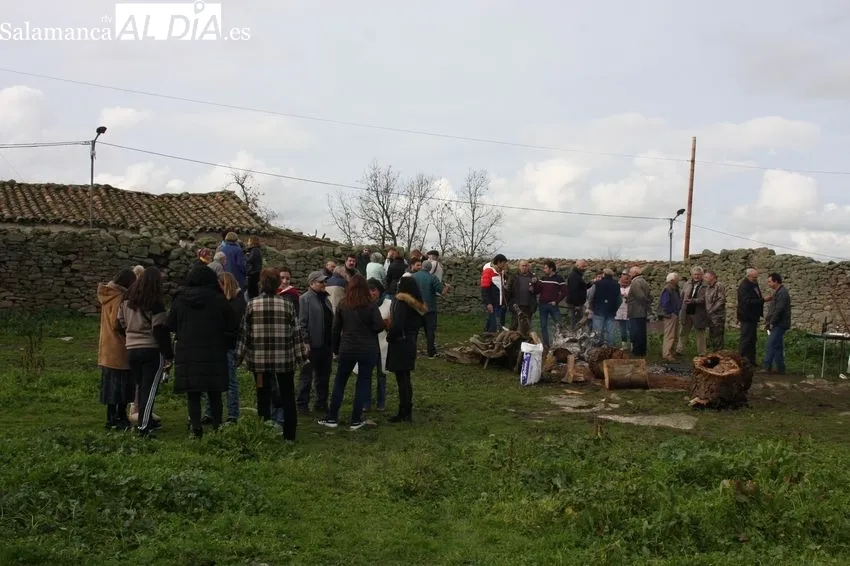 Los vecinos de Escuernavacas celebran la matanza con dos cochinos y una paella de 120 raciones 