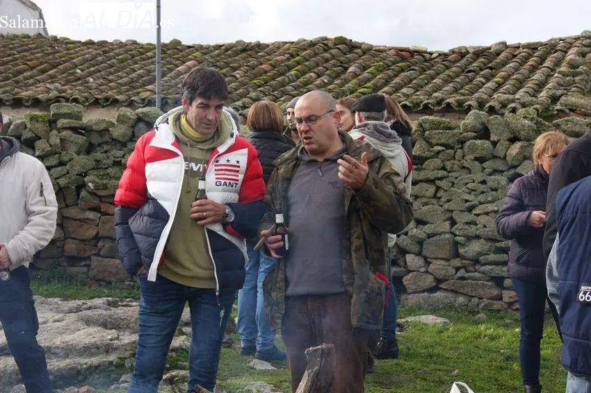 Los vecinos de Escuernavacas celebran la matanza con dos cochinos y una paella de 120 raciones 