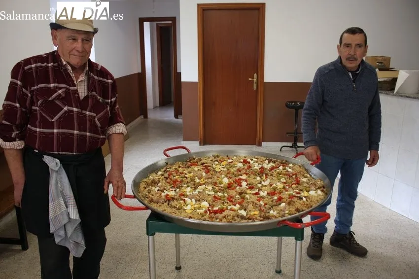 Los vecinos de Escuernavacas celebran la matanza con dos cochinos y una paella de 120 raciones 