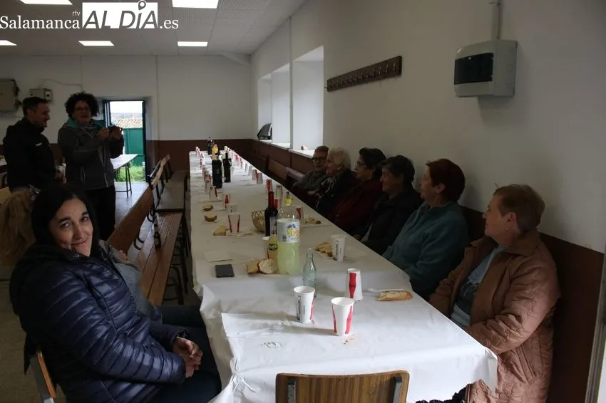 Los vecinos de Escuernavacas celebran la matanza con dos cochinos y una paella de 120 raciones 
