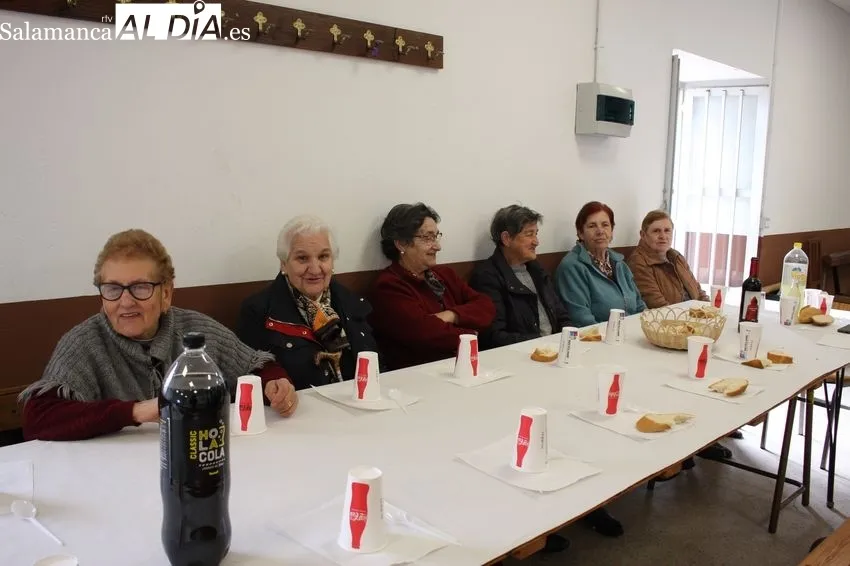Los vecinos de Escuernavacas celebran la matanza con dos cochinos y una paella de 120 raciones 