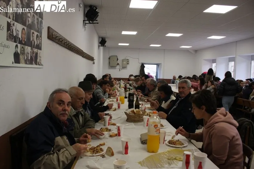 Los vecinos de Escuernavacas celebran la matanza con dos cochinos y una paella de 120 raciones 