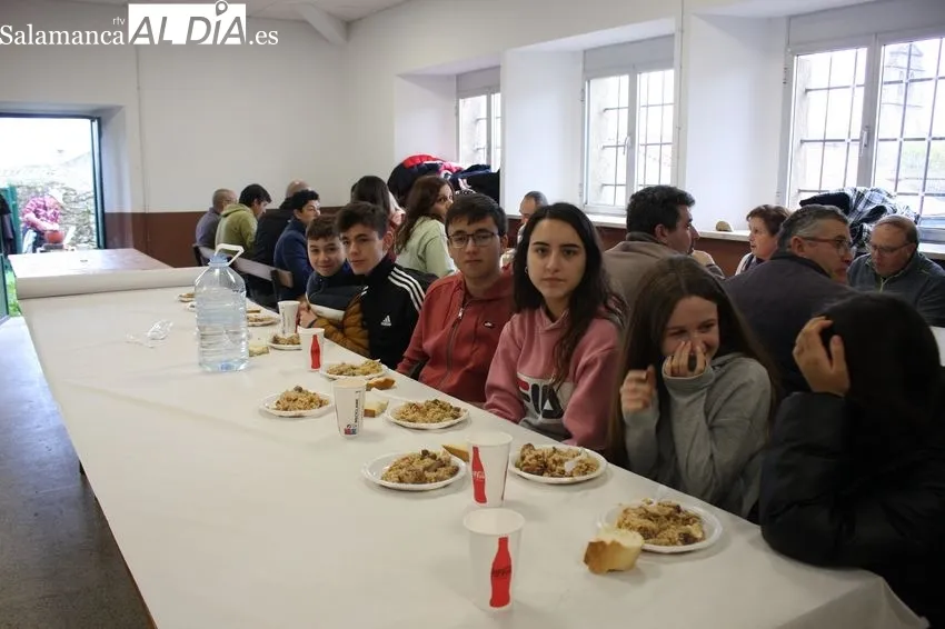 Los vecinos de Escuernavacas celebran la matanza con dos cochinos y una paella de 120 raciones 