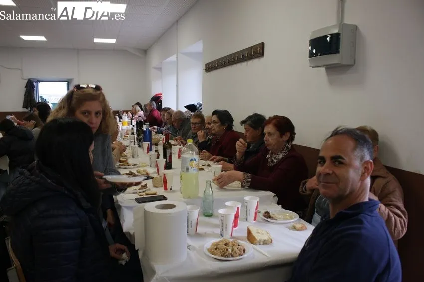 Los vecinos de Escuernavacas celebran la matanza con dos cochinos y una paella de 120 raciones 