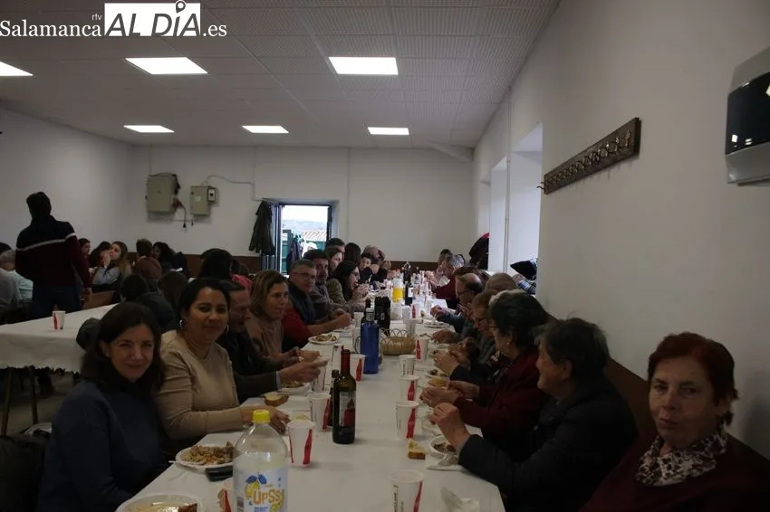 Los vecinos de Escuernavacas celebran la matanza con dos cochinos y una paella de 120 raciones 