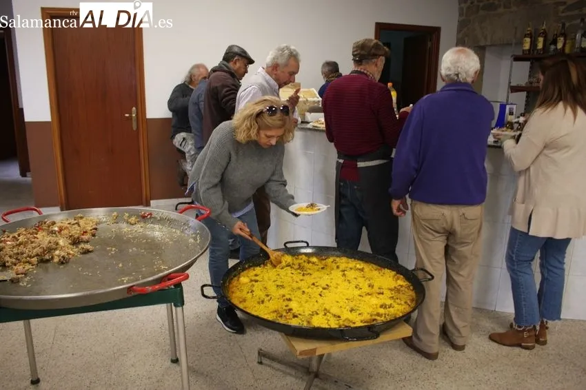 Los vecinos de Escuernavacas celebran la matanza con dos cochinos y una paella de 120 raciones 