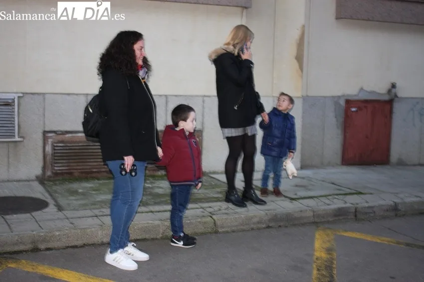 Papá Noel llegó a Vitigudino en su trineo y ante la espectante mirada de los más pequeños 