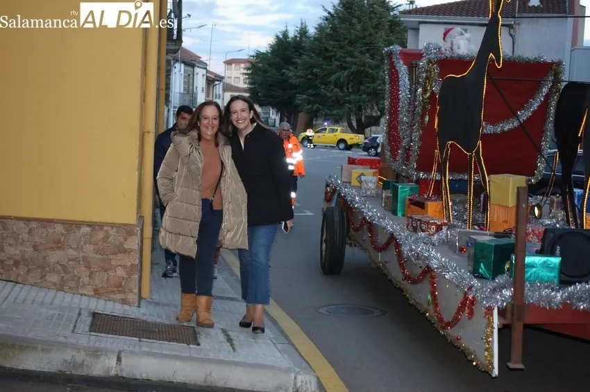 Papá Noel llegó a Vitigudino en su trineo y ante la espectante mirada de los más pequeños 