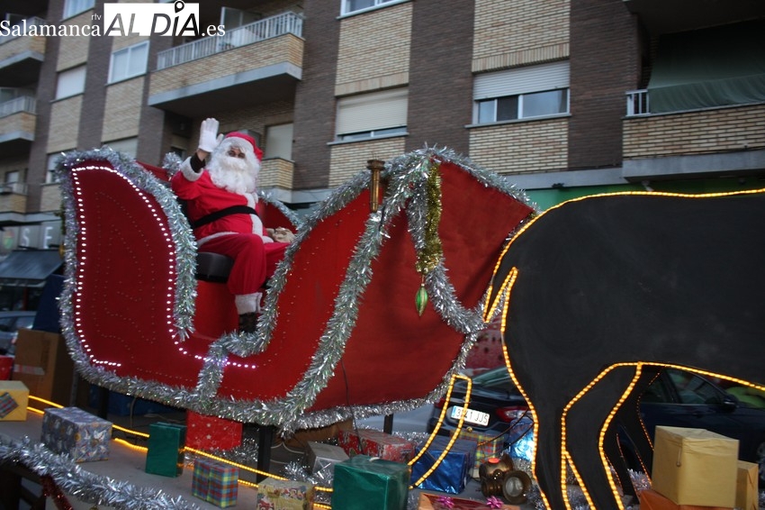 Papá Noel llegó a Vitigudino en su trineo y ante la espectante mirada de los más pequeños 
