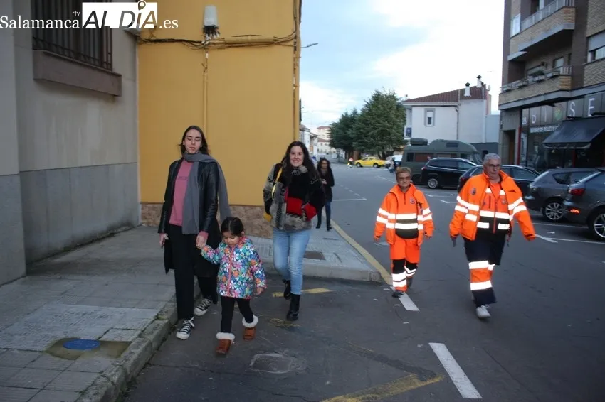 Papá Noel llegó a Vitigudino en su trineo y ante la espectante mirada de los más pequeños 