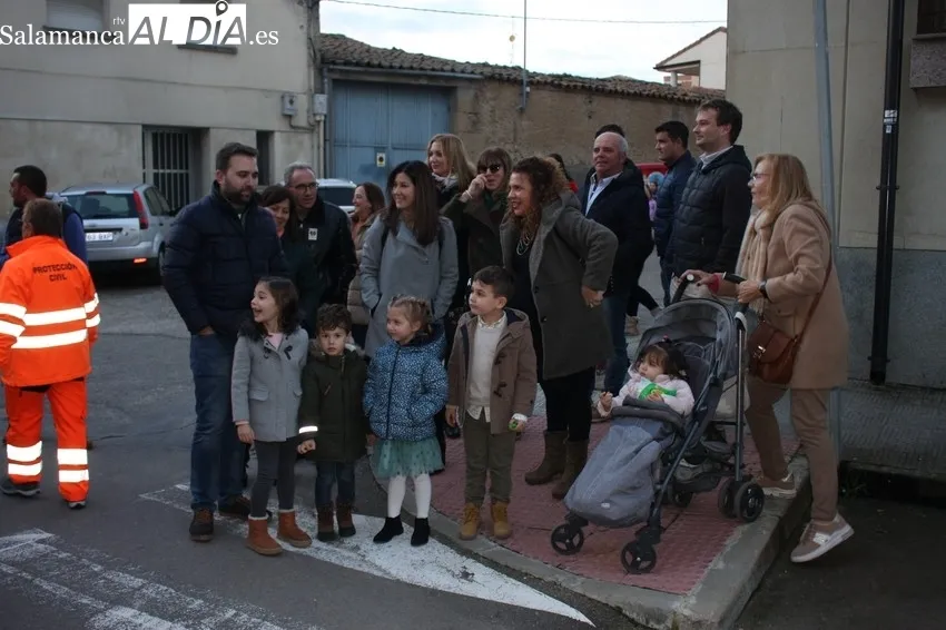 Papá Noel llegó a Vitigudino en su trineo y ante la espectante mirada de los más pequeños 