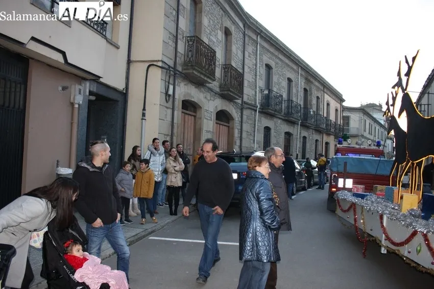 Papá Noel llegó a Vitigudino en su trineo y ante la espectante mirada de los más pequeños 