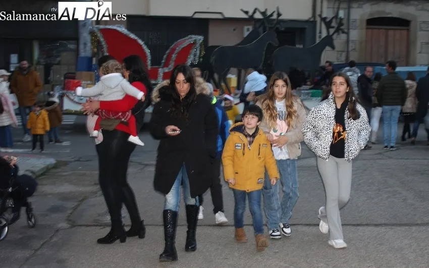 Papá Noel llegó a Vitigudino en su trineo y ante la espectante mirada de los más pequeños 
