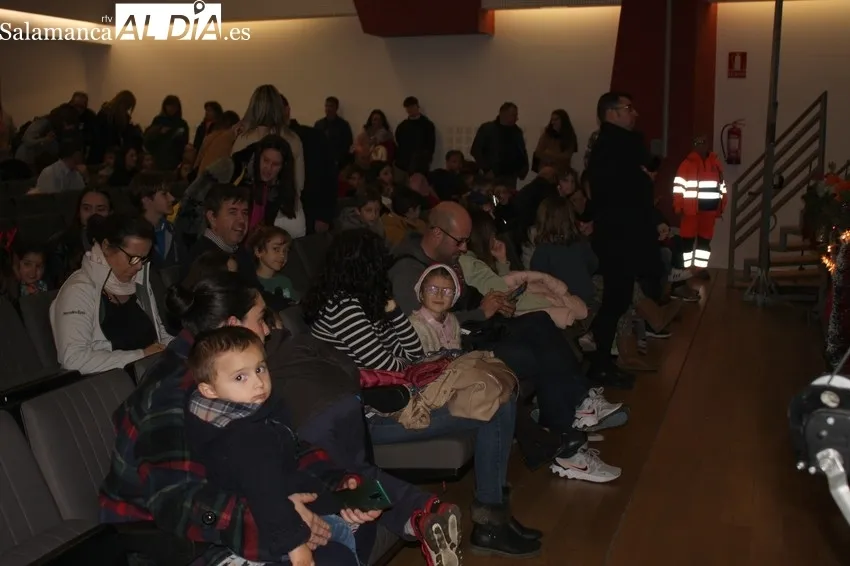 Papá Noel llegó a Vitigudino en su trineo y ante la espectante mirada de los más pequeños 