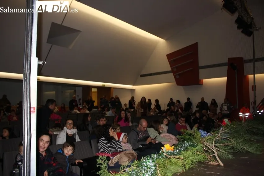 Papá Noel llegó a Vitigudino en su trineo y ante la espectante mirada de los más pequeños 