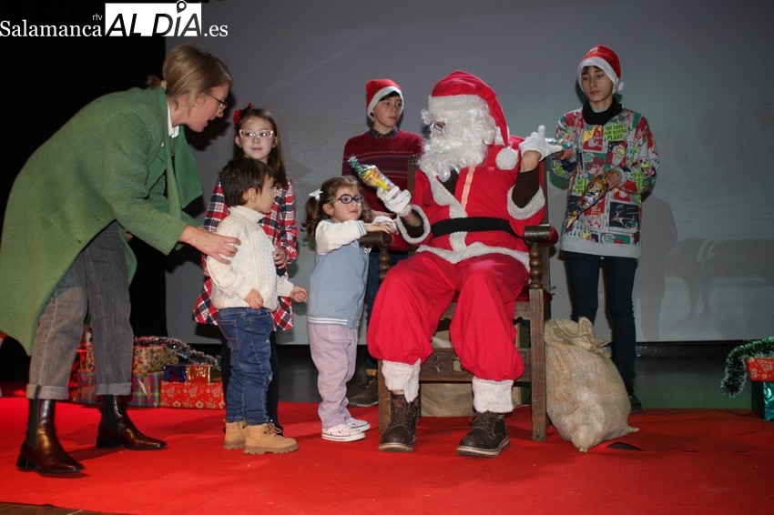 Papá Noel llegó a Vitigudino en su trineo y ante la espectante mirada de los más pequeños 
