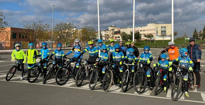 Participantes en la jornada de ciclismo del 'Carbajosa Move On'
