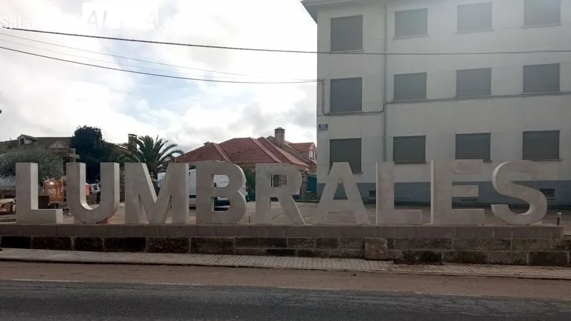 Foto 7 - El Ayuntamiento instala letras con el nombre de 'Lumbrales' en la carretera de la Estaci&oacute;n