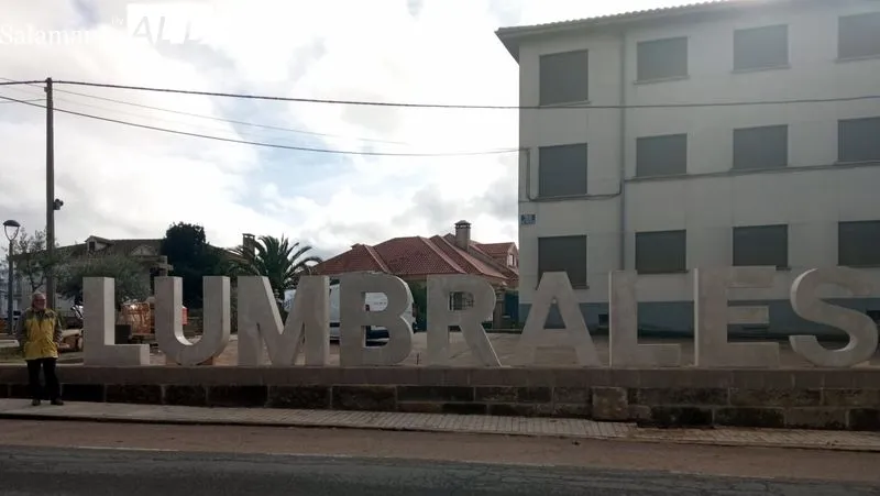 Foto 2 - El Ayuntamiento instala letras con el nombre de 'Lumbrales' en la carretera de la Estaci&oacute;n