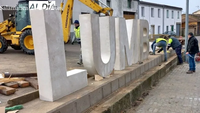 Foto 6 - El Ayuntamiento instala letras con el nombre de 'Lumbrales' en la carretera de la Estaci&oacute;n