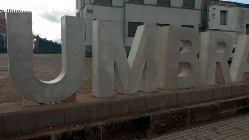 Foto 5 - El Ayuntamiento instala letras con el nombre de 'Lumbrales' en la carretera de la Estaci&oacute;n