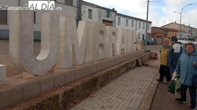 Foto 4 - El Ayuntamiento instala letras con el nombre de 'Lumbrales' en la carretera de la Estaci&oacute;n
