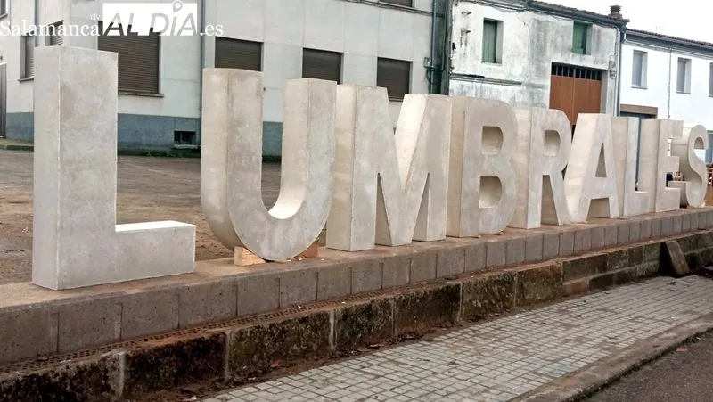 Foto 3 - El Ayuntamiento instala letras con el nombre de 'Lumbrales' en la carretera de la Estaci&oacute;n