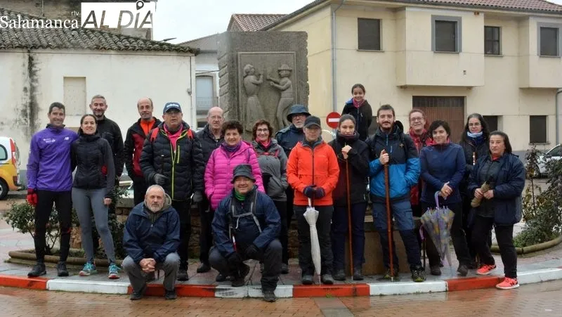 Un grupo de senderistas se animó a hacer la ruta a pesar de la climatología adversa