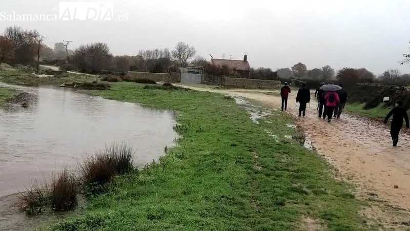 Un grupo de senderistas se animó a hacer la ruta a pesar de la climatología adversa